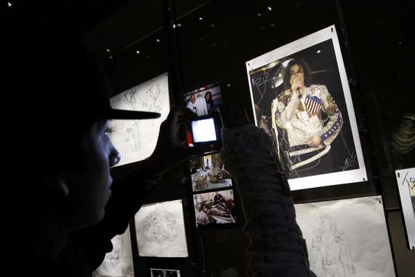 A tres años de la muerte de Michael Jackson por un paro cardio respiratorio, sus admiradores nacionales le rindieron un especial homenaje, en el marco del cierre de la muestra "Icons & Idols III", que presenta el Museo de la Moda hasta el 28 de junio y que contiene las prendas más significativas de la carrera artística del Rey del Pop.